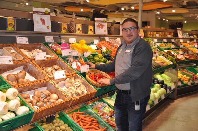 Nicht nur mit frischem, gesundem Bio-Obst und -Gemüse, sondern auch mit allen anderen Zutaten für ein festliches Essen in Bio-Qualität kann man sich bei denn´s Biomarkt in der Weißhofer Galerie bestens eindecken. Für Bio-Geflügel zu den Festtagen empfehlen Marktleiter Hüseyin Kamsiz und sein Team Vorbestellung unter Telefon 07252/9758266. Neben Geschenkideen im Bereich Naturkosmetik und individuellen Geschenkkörben gibt es einen Probiertisch mit Weihnachtsgebäck sowie Glühwein, Kinderpunsch und Waffeln. | Foto: ch