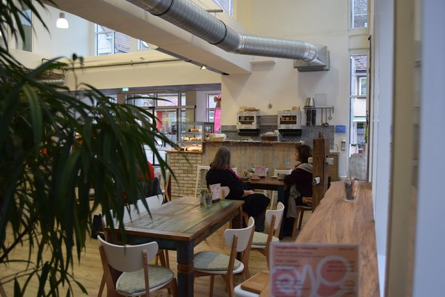 In der Vorweihnachtszeit führt Jos Käse Kuchen Café in der Weißhofer Galerie eine Sonderedition mit Mini-Weihnachtskäsekuchen. In einer praktischen Faltschachtel eignen sich auch hervorragend als kleine Mitbringsel oder Aufmerksamkeiten. Damit sie nicht unversehens ausverkauft sind, empfiehlt Inhaber Joachim Brust die Vorbestellung unter Telefon 07252/569165. Daneben gibt es die täglich wechselnden winterlichen Käsekuchen in Normalgröße für die Kaffeegäste, aber auch als halbe oder ganze zum Mitnehmen. | Foto: Jos Käse Kuchen