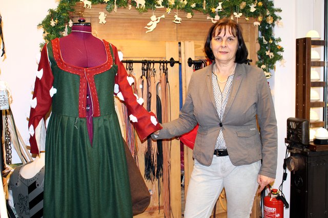 Anlässlich des Weihnachtsmarkts im Beylehof am Lichterfest-Samstag hat auch Die Hutschmiede bis 22 Uhr geöffnet. „Jetzt ist es Zeit, an ein neues Gewand für´s Peter-und-Paul-Fest zu denken, denn nächstes Jahr ist Stadtjubiläum“, sagt Inhaberin Betina Laboranovits. Dafür bietet sie die komplette Bandbreite an Gewändern für jeden Stand, denn sie fertigt auf Wunsch und nach Maß. Zum anderen gibt es bei ihr auch hübsche kleine Geschenkartikel und verschiedene originale Schwibbögen aus dem Erzgebirge. | Foto: hk