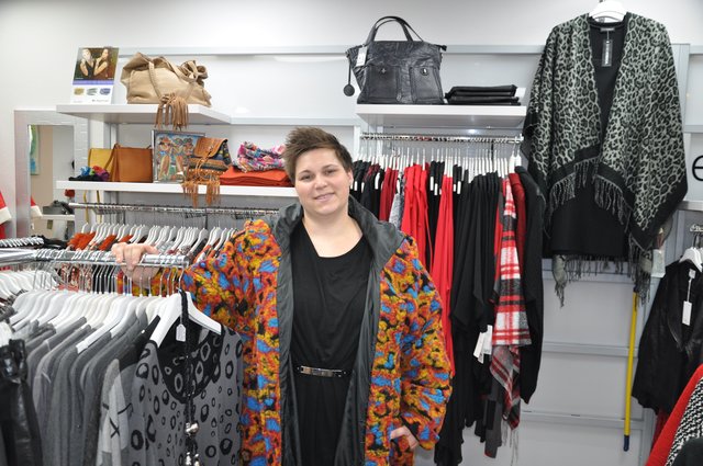 Beim Kauf eines Teils aus der aktuellen Winterkollektion wie zum Beispiel diesen von Mitarbeiterin Friederike Mayerle präsentierten Mantel gibt es bei Formvollendet bis 31. Dezember einen schönen Rabatt. Wer ein zweites Teil kauft, bekommt den doppelten Rabatt. Für die gutgeschriebene Rabattsumme gibt es einen Gutschein, den man vom 2. bis 31. Januar 2017 bei einem Einkauf einlösen kann. Am Lichterfest-Samstag kann man bei hausgemachten Brötle und Kaffee in aller Ruhe anprobieren und sich beraten lassen. | Foto: ch