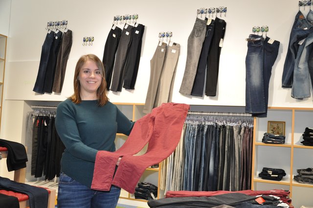 Einen ordentlichen Rabatt auf eine Hose eigener Wahl und einen zusätzlichen Rabatt auf bereits reduzierte Artikel bekommt man bei den Schwesterherzen in der Weißhofer Galerie noch bis zum 17. Dezember. Die Schwesterherzen haben für jeden Anlass die passende Hosenmarke, von ANGELS über Street One bis Buena Vista, sei es mit Crash Effekt, Glanz- oder Gewaschen-Optik. Dazu gibt es für die Festtage die passenden Accessoires und Oberteile, von eleganten Blusen über lässige Shirts bis zu leichten Pullovern. | Foto: ch