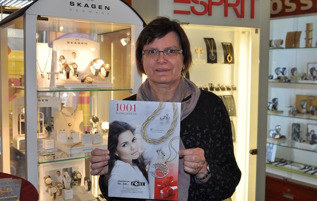 „1001 Geschenkideen“ enthält die gleichnamige Broschüre von tic...tac...Pohl! Die Bandbreite reicht von modischem Gold- und Silberschmuck bis zu geschmackvollem Herrenschmuck aus Leder. Bei der Auswahl steht Inhaberin Agathe Pohl gerne beratend zur Seite. Vom 1. bis 24. Dezember kann man bei der Weihnachtsverlosung von tic...tac...Pohl! täglich einen 24-Euro-Gutschein gewinnen. Beim Einkauf – außer bei Reparaturen und Batteriewechsel – erhält man ein Los. Am 24. Dezember werden die Gutscheine ausgelost. | Foto: ch