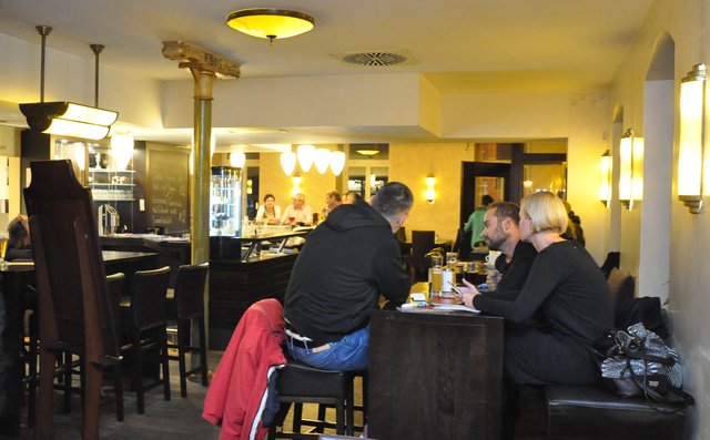 Nach den Einkäufen am Lichterfest-Samstag kann man im „Alten Rathaus“ in geselliger Runde prima entspannen. Auch in der Weihnachtszeit verwöhnen Ingo Jäger und sein Team gerne ihre Gäste. Auf der seit dem ersten Advent verfügbaren Speisekarte mit weihnachtlichen Spezialitäten finden sich wieder vielerlei Anregungen: vom Frühstücksbüffet über Festmenüs bis zum gemütlichen Nachmittagskaffee, zum Beispiel mit Apfelstrudel und Vanillesoße oder einem Stück Torte aus der stets gut gefüllten Kuchentheke. | Foto: ch