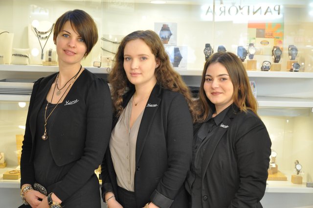 Zum Lichterfest präsentieren Geschäftsführerin K. Rill und ihre Mitarbeiterinnen Martha Michailidou und Anna-Maria Piccinonno (von links) erstmals in Bretten die neuen Smartwatches von FOSSIL, die perfekte Verbindung von Armbanduhr zu Smartphone. Die im unteren Preissegment angesiedelte Fashion-Marke FOSSIL ist ab sofort mit der neuesten Kollektion bei Karat zu haben. Im Trend liegen bei Uhren und Schmuck besonders Modelle in Roségold für Damen und Herren. | Foto: ch