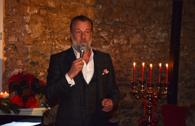 Marc Marshall beim Weihnachtskonzert auf Gut Schwarzerdhof. Foto: ch