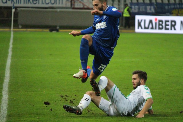 Nach vier Heimniederlagen in Folge kann sich Karlsruhe mit dem 15. Platz noch von den Relegationsplätzen fernhalten