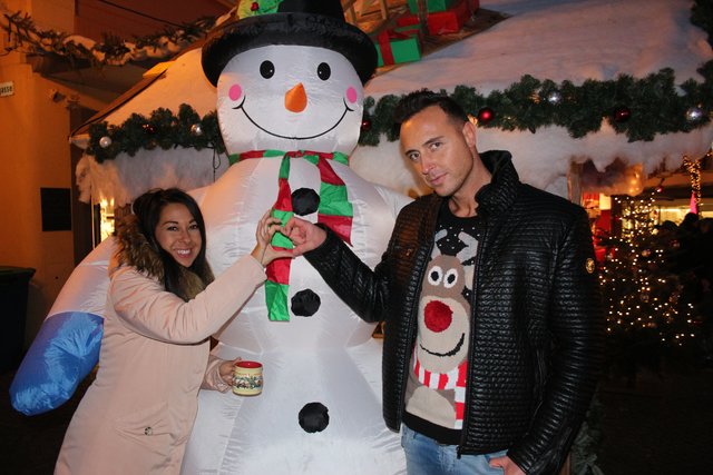 Gloria Cacchio aus Villingen-Schwenningen und Alex Joos aus Bretten: "Uns verbindet eine unglaubliche Lovestory. Ich wohne in Schwenningen, er kommt aus Bretten. Es ging ganz schnell bei uns. Wir haben uns vor zwei Monaten im Internet kennengelernt. Es war Liebe auf den ersten Klick. Wir sind heute das erste Mal zusammen in Bretten und planen schon, zusammenzuziehen.