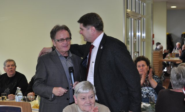 Unter dem Beifall der Gäste fand Oberbürgermeister Martin Wolff anerkennende Worte für das Jahrzehnte lange soziale Engagement von Uli Lange (Zweiter von links). Foto: ch