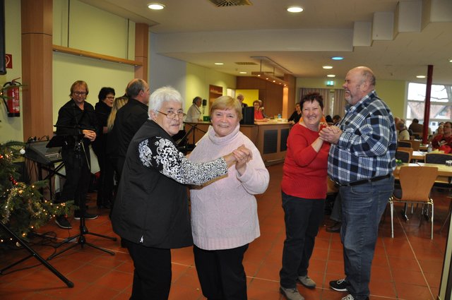 Einige Gäste des Weihnachtsessens ließen sich vom Ensemble "Zeitlos" sogar zum Tanzen animieren. Foto: ch