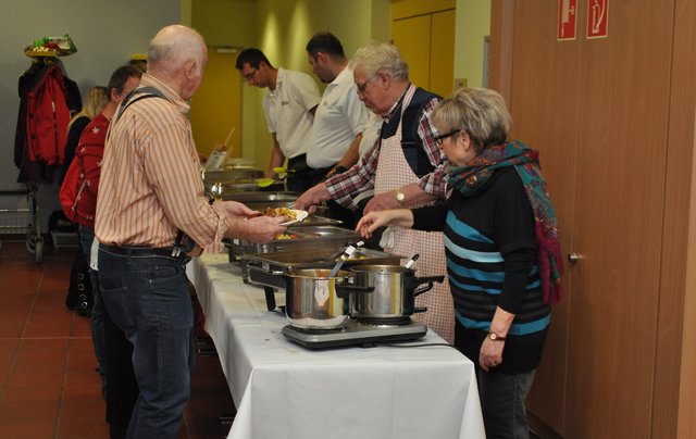 Ehrenamtliche und Mitarbeiter der Metzgerei Geist gaben in der Stadtparkhalle das Essen aus.