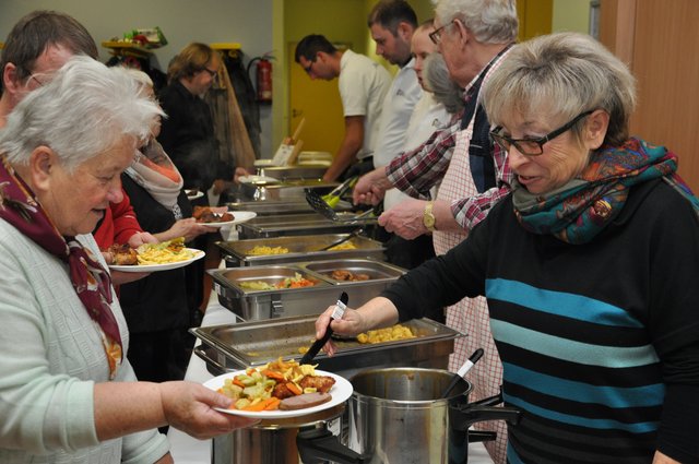 Bei dem von der Metzgerei Geist zubereiteten reichhaltigen Menü ließen sich die Gäste nicht lange bitten.