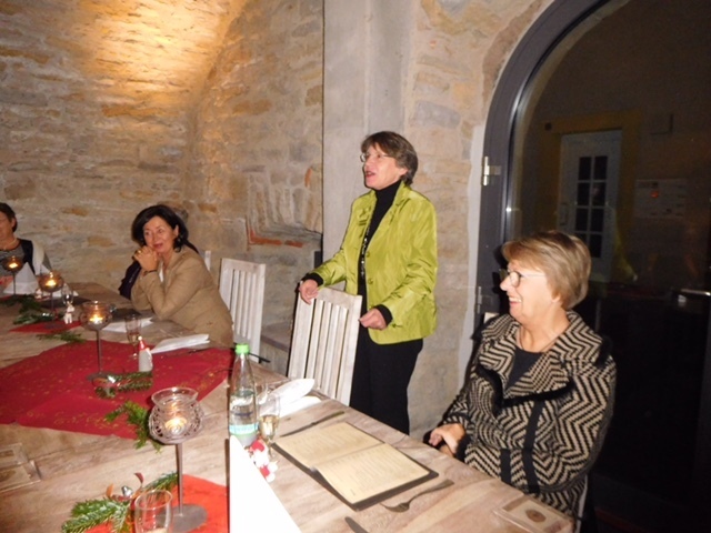 Waltraud Günther-Best begrüßte die Teilnehmerinnen am Adventsstammtisch.