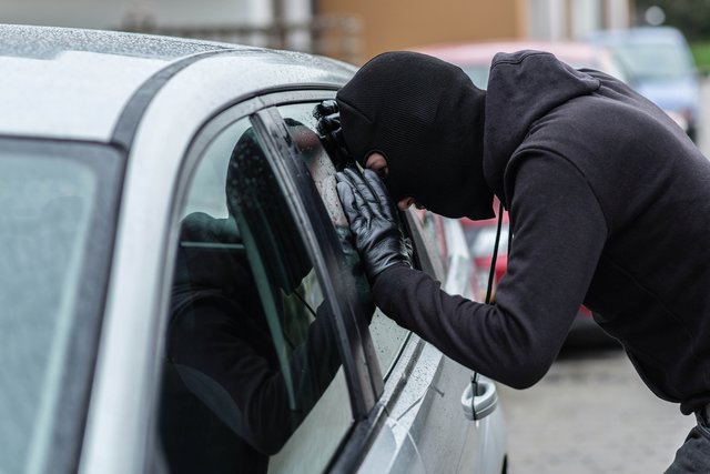 Beim Taschendiebstahl aus dem Auto geht der Geschädigte immer leer aus. Versicherungen übernehmen aber bei Teil- oder Vollkasko Schäden am Auto, die bei Einbruch und Diebstahl verursacht werden. Foto: Daisy Daisy/Fotolia/Itzehoer