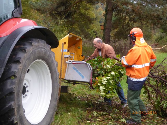 Hilfe beim Schreddern und anderen Gartenarbeiten erhielten die Jeremias-Aktivisten vom städtischen Bauhof. | Foto: NABU Bretten