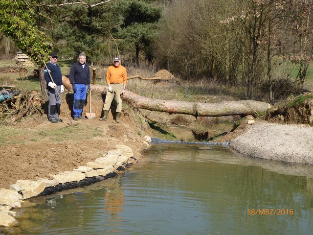 Manfred Wiech, Bernd Diernberger, Otto Bühler beim Teichbau. | Foto: NABU Bretten