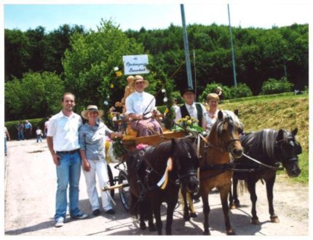 Die Familie Dickemann im Jahr 2006 bei der 25. Pferdesegnung. V.l. Severin, Nicole, Caroline, Bernd und Rita Dickemann.