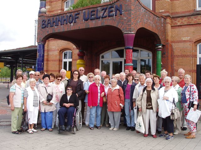 Ausflug nach Uelzen. Gruppenbild vor dem Hundertwasser-Bahnhof.