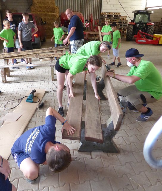 Die Jugendfeuerwehren Bretten und Stadtteile beim Renovieren der Bänke.