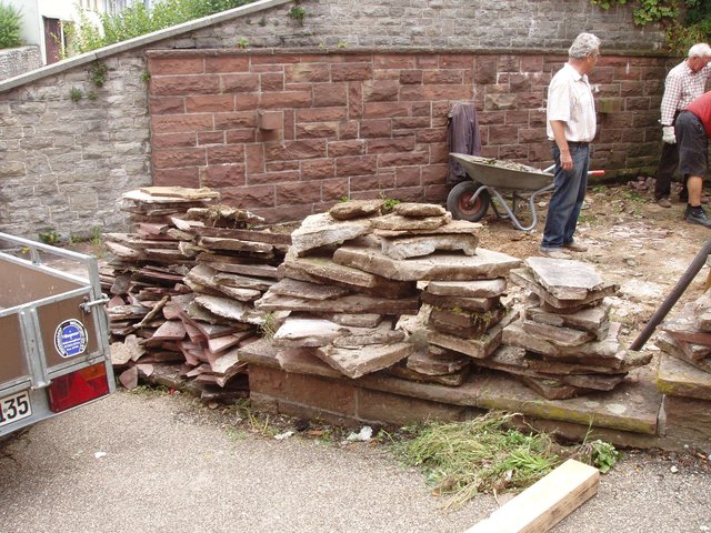 Erneuerung des Belags am Ehrenmal vor dem Friedhof 2012.