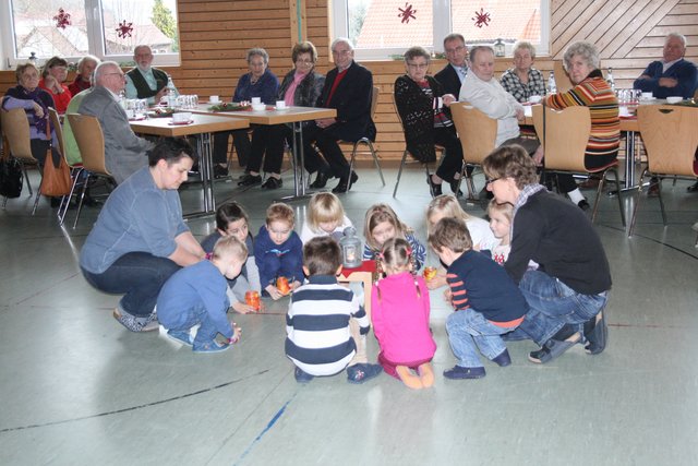 Auftritt der Kindergartenkinder beim Senioren-Adventscafé.