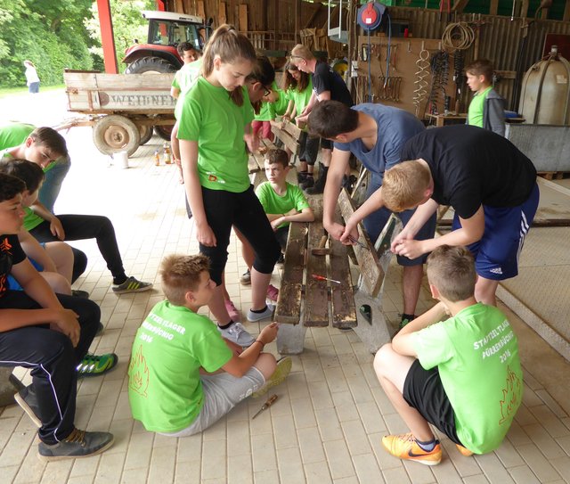 Die Jugendfeuerwehren Bretten und Stadtteile beim Renovieren der Bänke.