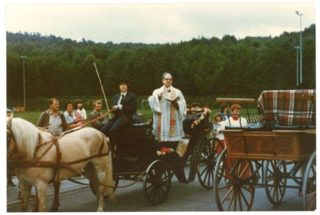 Die erste Pferdesegnung 1982 mit Pater Robert Späth in der Kutsche.