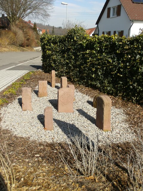 Kleines Lapidarium am Dorfplatz.