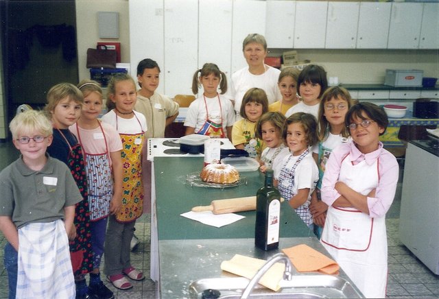 Backen für Kinder im Rahmen des Ferienprogramms (hier im Jahr 2002).