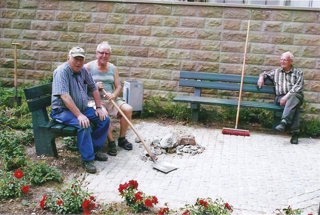 Bänke für den neuen Dorfplatz 2012.