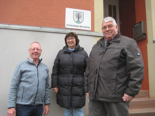 Gerhard Rinderspacher, Ute Thumm und Wolfgang Six (von links) vor dem Dürrenbüchgier Rathaus.