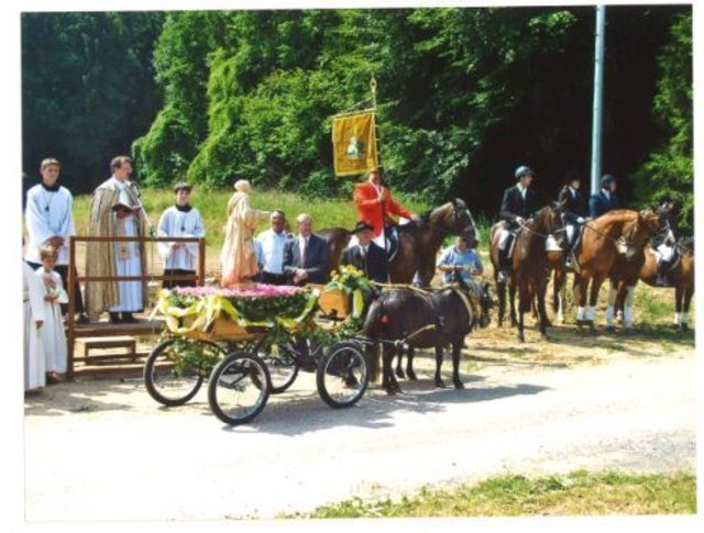 2003 Einweihung und Segnung der Petrusstatue, im Hintergrund die Standarte St. Peter Bauerbach. Links im Bild Pfarrer Thomas Glatzel.