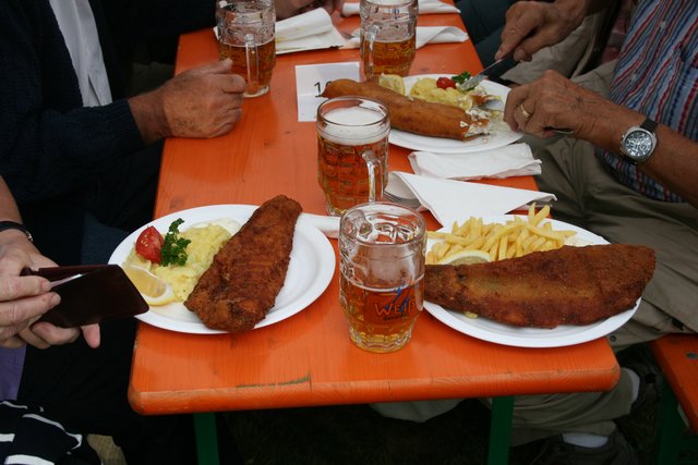 Beim Teichfest wird Fisch gereicht.