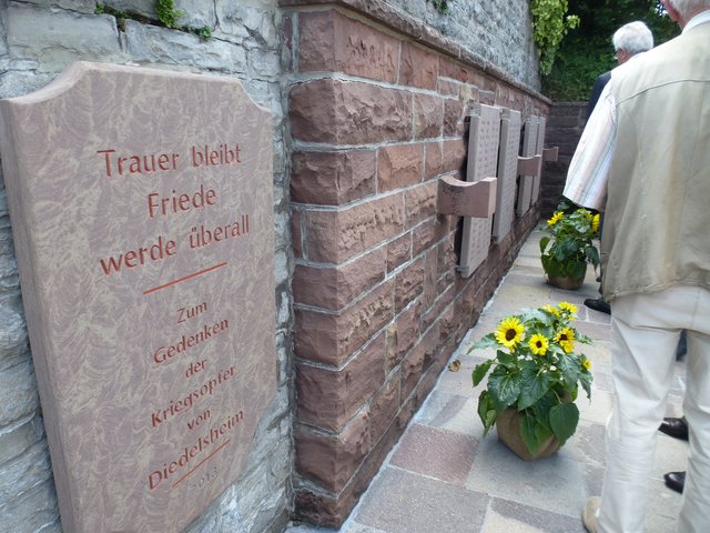 2013 Einweihung des Ehrenmals für die Opfer des Zweiten Weltkriegs.