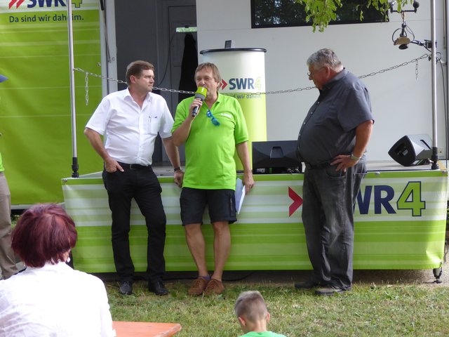 Oberbürgermeister Martin Wolff (links) und Ortsvorsteher Wolfgang Six (rechts) stellen sich den Fragen von SWR4-Moderator Jürgen Essig.