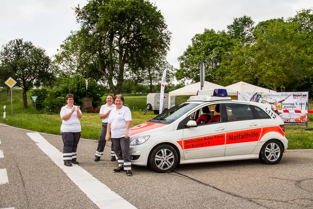 Die Sanitätsstation der DRK-Ortsgruppe Büchig an der Kreuzung nach Bauerbach beim Ironman-Rennen.