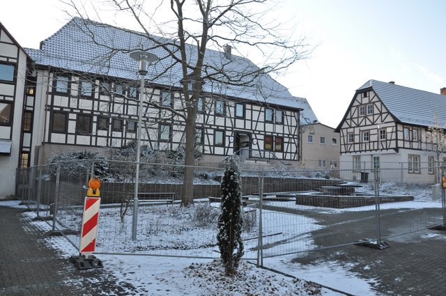 Auch der Brunnen liegt im Bereich der Absperrung vor dem "Lamm" in Kürnbach. Foto: ch