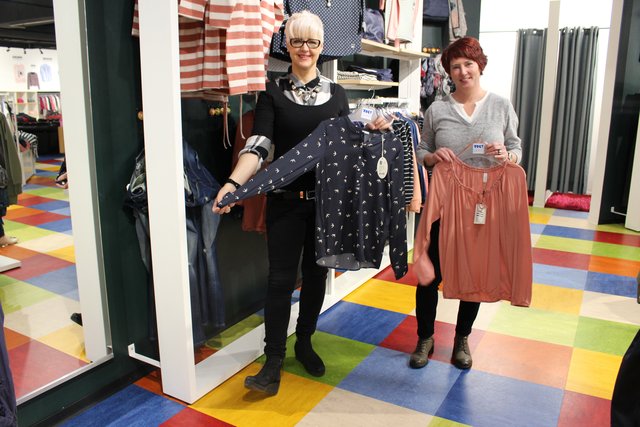 Auch die Damen von Schwesterherzen haben zur Rabatt´z Nacht ihr schönstes Lächeln aufgesetzt. In bester Laune empfingen sie ihre KundInnen in der Weißhofer Galerie.