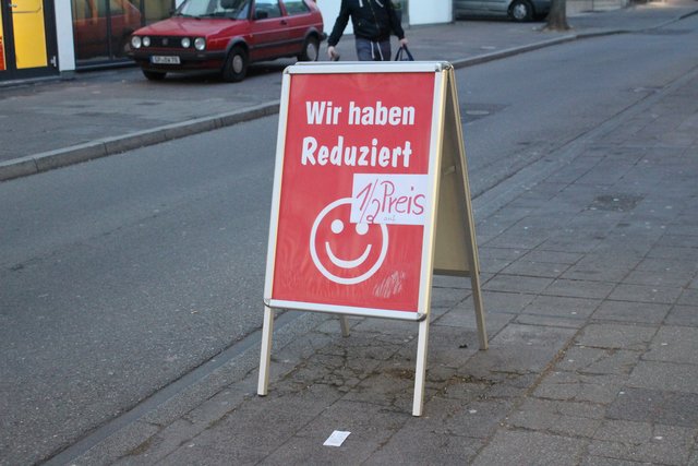 "Wir haben reduziert" - So machte Formvollendet mit einem klaren Signal auf die Rabatt´z Nacht aufmerksam.