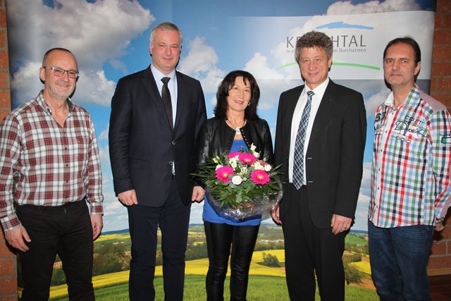 Renate Debelt bei ihrer Verabschiedung im Rathaus Kraichtal in Münzesheim zusammen mit Norbert Imhof, Siegfried Leitz, Bürgermeister Ulrich Hintermayer und Thomas Feßler (v. l. n. r.). | Foto: Stadt Kraichtal