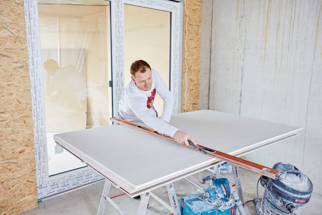 Die massive Wohnbauplatte Rigips Habito lässt sich verarbeiten wie eine normale Gipsplatte. (Foto: Saint-Gobain Rigips GmbH)