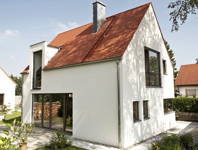 Wer sein Haus auch im Alter nicht verlassen möchte, sollte bereits in der Bauphase an eine barrierefreie Planung denken. Massive Mauerziegel etwa bieten viele Vorteile, um das Zuhause immer wieder den sich verändernden Anforderungen anzupassen. Foto: djd/UNIPOR, München