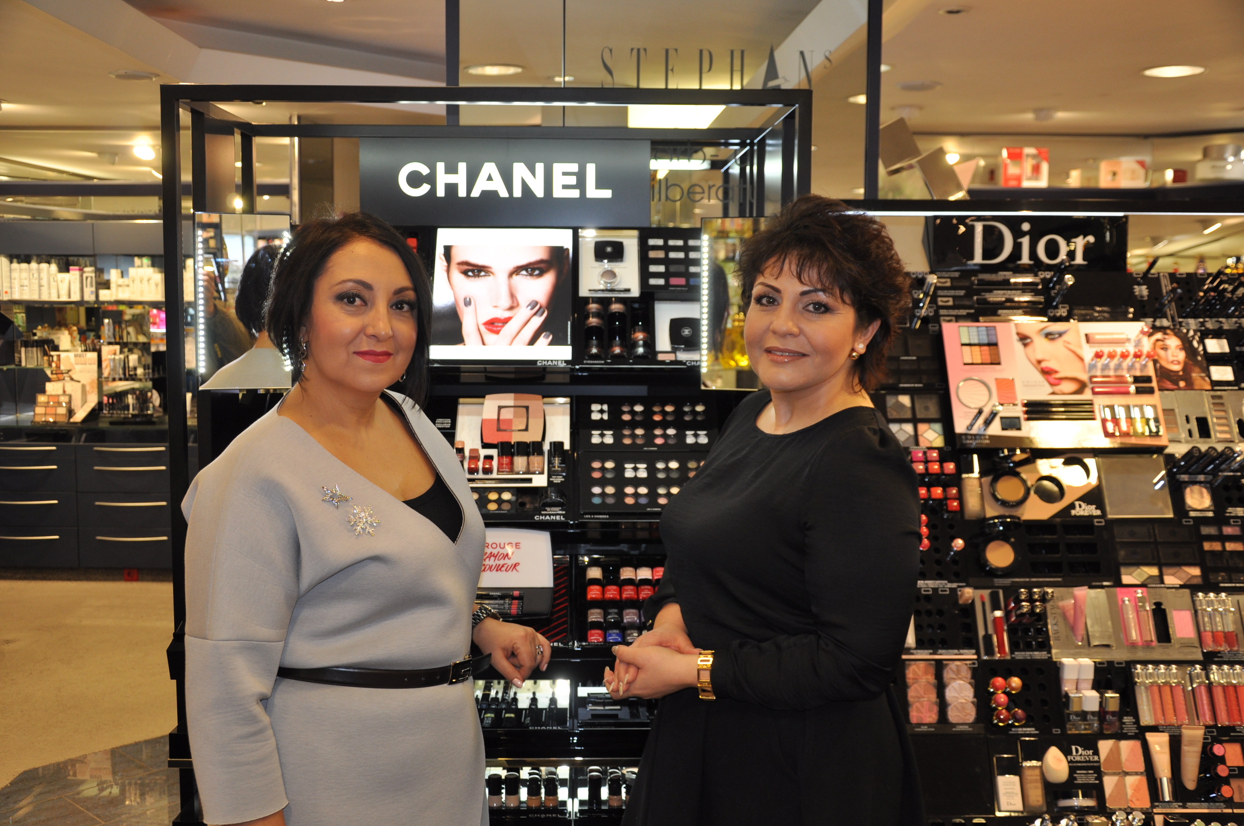 Neues bei STEPHAN Kosmetik: Filialleiterin Emma Ott (links) und Kristina Hess vor den Frühjahrs-Looks von Chanel und Dior. Foto: ch