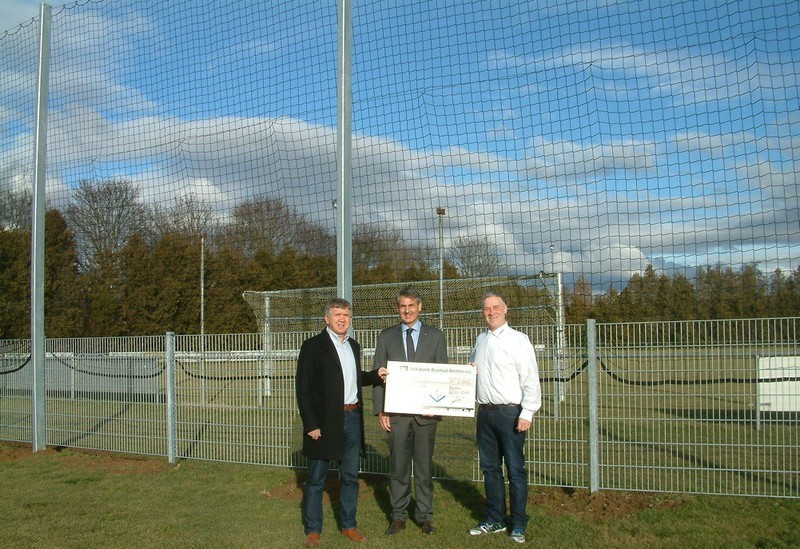Auf dem Foto (von links nach rechts): Emil Nöltner, Vorsitzender des FC Neibsheim Förder & Marketing e. V., Roland Schäfer, Vorsitzender der Volksbank-Stiftung, und Thomas Klein, Geschäftsführer FC Neibsheim.