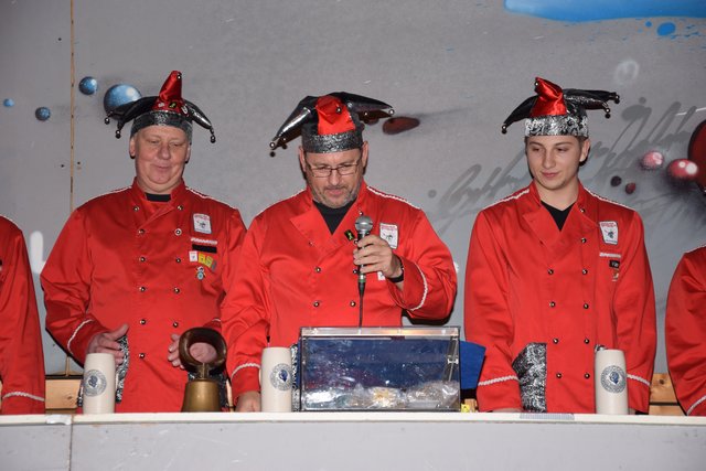 ... äh, wo war ich stehn geblieben? Ach ja, ein dreifach schallendes ... Knewelle Hoi !