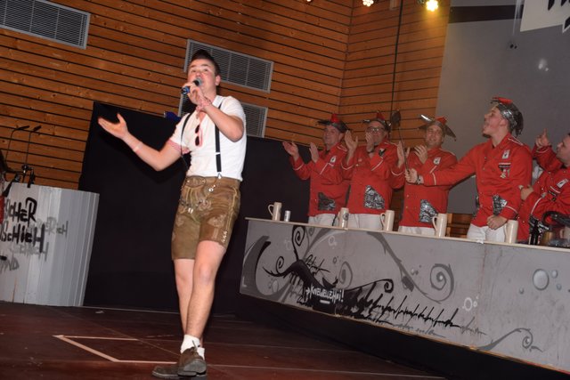 Eben noch auf der Après-Ski-Party, jetzt beim Närrischen Händschich auf der Showbühne: Andreas Gabalier alias Marius Neumann.