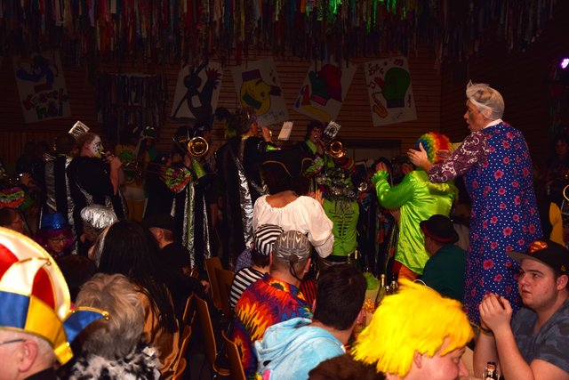 Guggenmusik, dass die Wände wackeln.