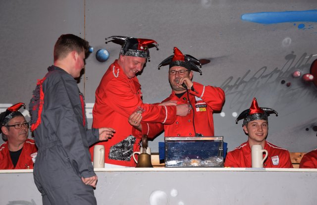 Ralf, lass mich dem Leon grad das zweite Ehrenabzeichen des Abends verleihen ... Oh, Präsi, da fällt mir grad ein: Du solltest ja das erste kriegen ...