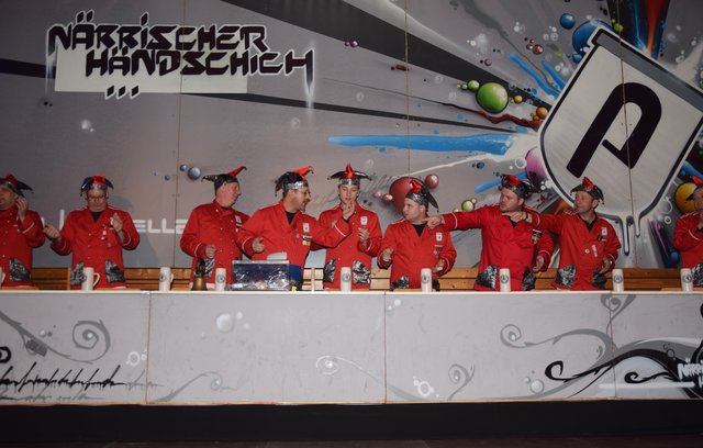 Heh, wo ist die Glocke? Hab ich nicht tausend Mal gesagt, die gehört zu mir? - Schau mal neben Dich, Präsi, da steht´se doch!