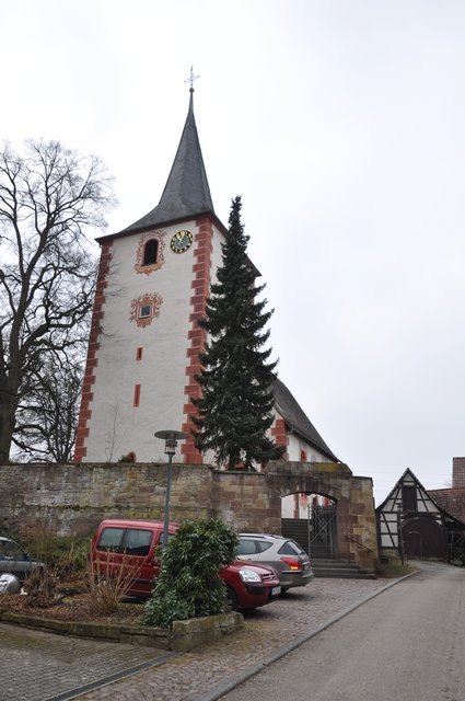 So sehen die Diefenbacher Pfarrkirche jene Kirchgänger, die sich ihr von der Kirchstraße her nähern. Foto: ch