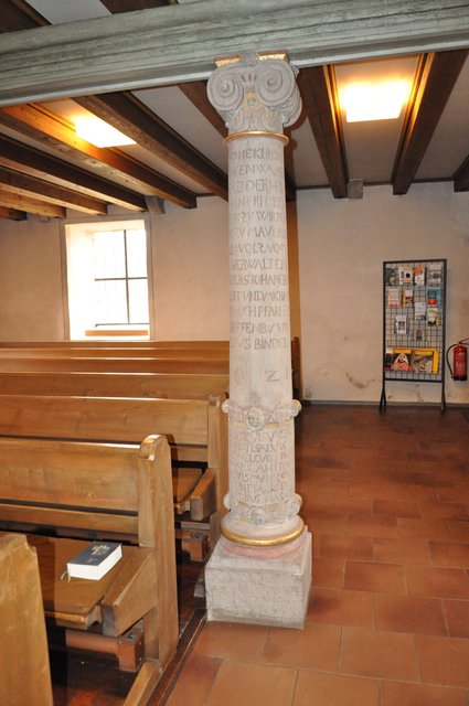 Die mit Inschriften verzierte Steinsäule aus der Zeit vor 1621 unter der Westempore. Foto: ch